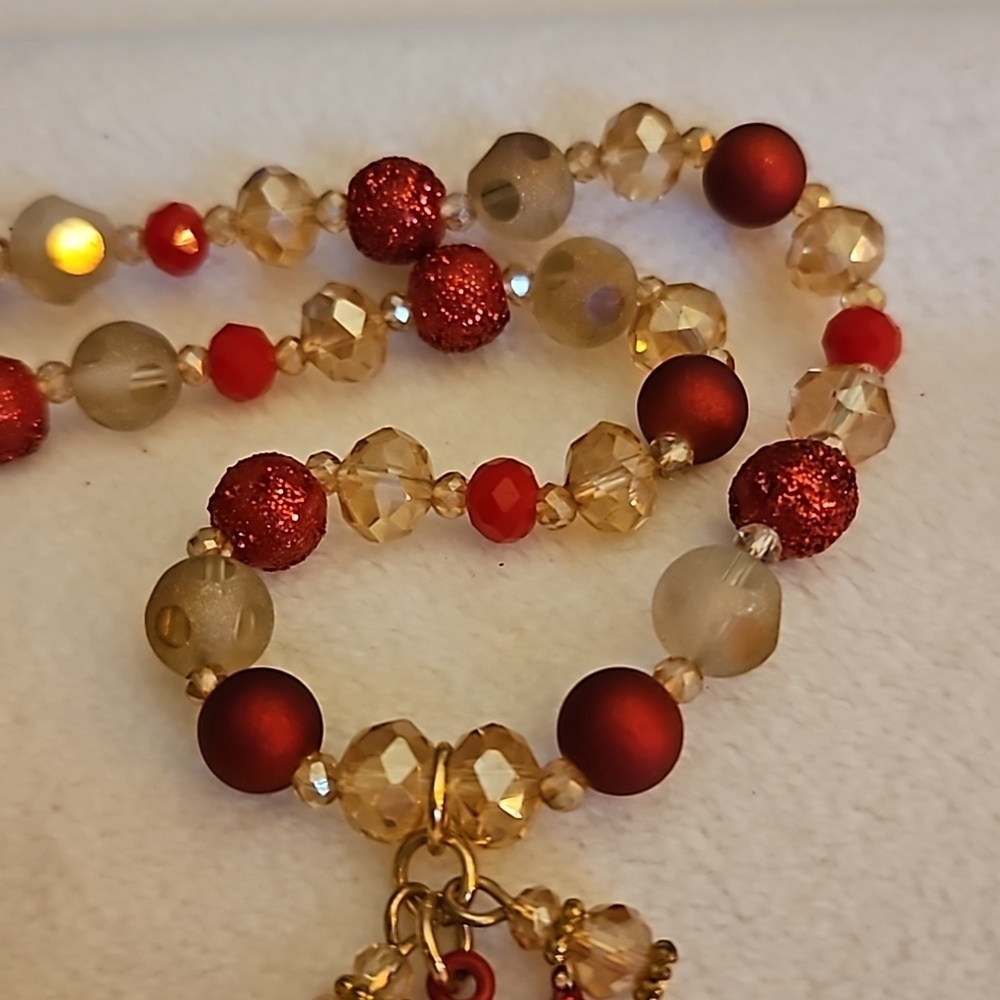 Glass Beaded Chain Glitter Reindeer Pendant Christmas Necklace - Picture 4 of 7